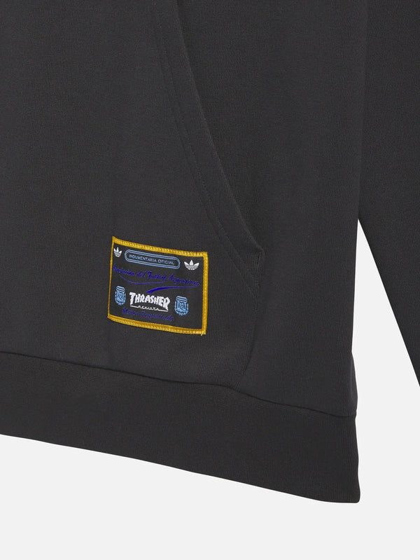 shopi go Thrasher x AFA Argentina Hoodie - siyah, ön görünüm, ceptaki altın çerçeveli mavi yama