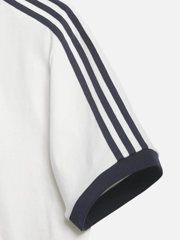 ADIDAS ORIGINALS Thrasher x AFA Argentina Tee 1 – Core White, omuzdaki lacivert üç çizgi