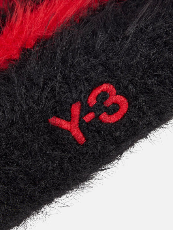 Y-3 Y-3 3S Beanie - Black/Scarlet – yakın çekim, tüylü kumaş ve kırmızı logo detayı