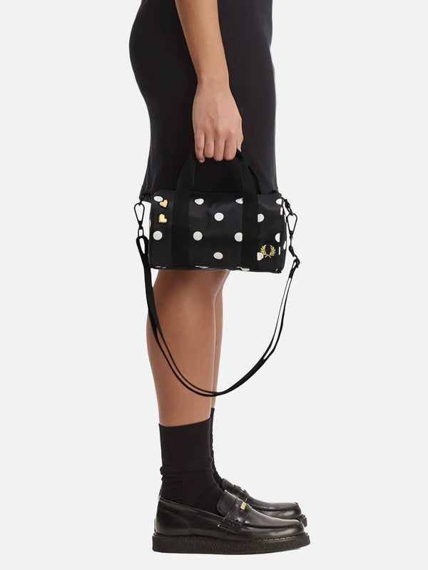 FRED PERRY Polka Dot Amy Mini Barrel – siyah, polka dot desenli, yandan görünüm