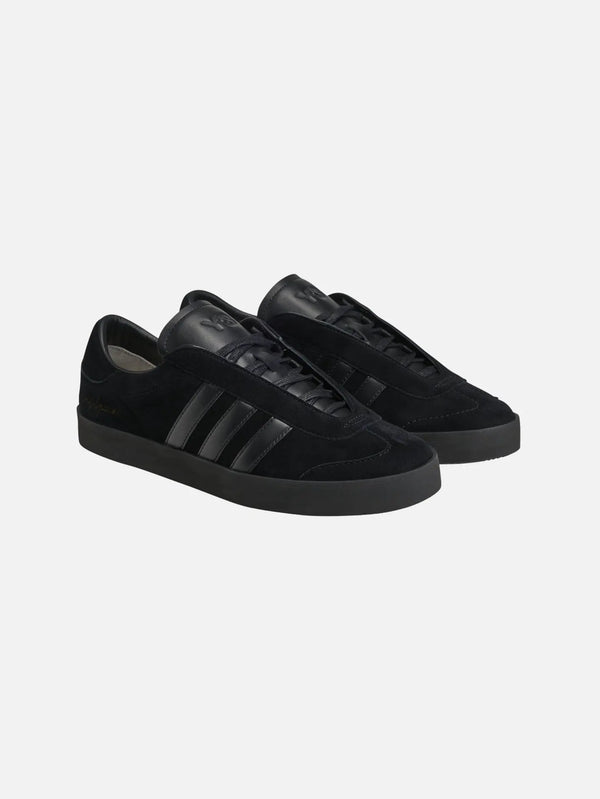Y-3 Gazelle – Triple Black, yan görünüm