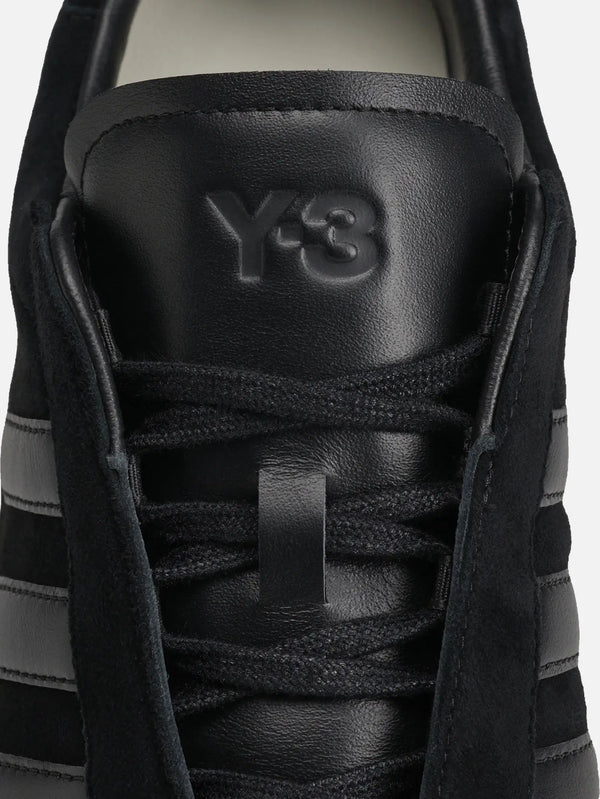 Y-3 Gazelle – Triple Black, yakın çekim, siyah deri dilde Y-3 kabartmalı logo