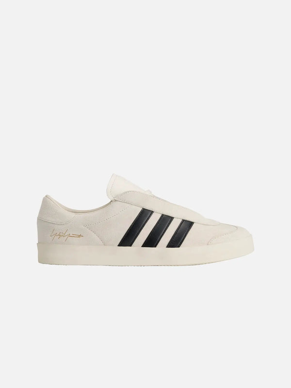 Y-3 Gazelle M – Off White, yan görünüm; krem bej deri üst, siyah üç çizgi, beyaz taban