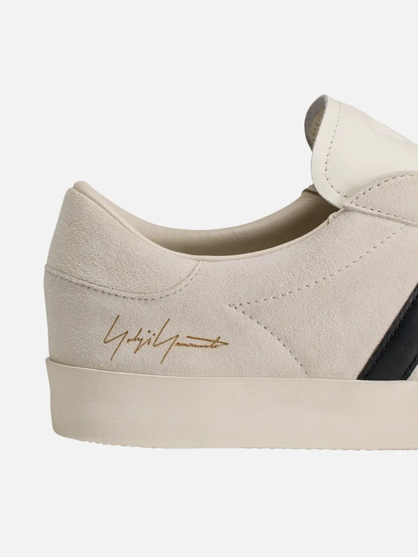 Y-3 Gazelle M – Off White, arka yan görünümde süet kaplama ve dikiş detayları