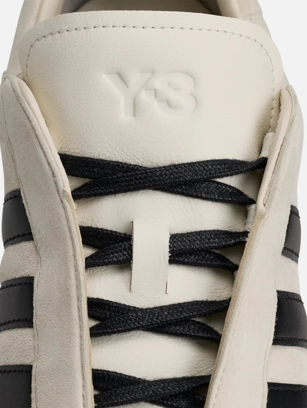 Y-3 Gazelle M – Off White, önden görünüm; Y-3 logolu dil detayı