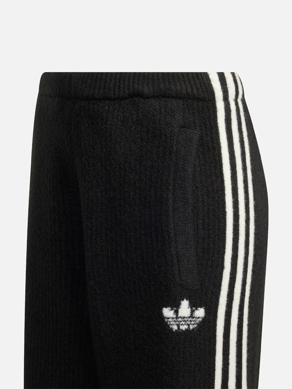 shopi go Jennie x adidas Knit Pants - Black – siyah, beyaz çizgili yan şeritlerle, yandan görünüm