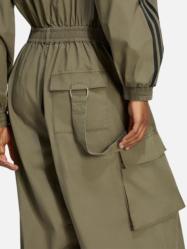 ADIDAS ORIGINALS Loose Jumpsuit – Olive Strata, arka görünüm, bel lastikli ve kargo cepi