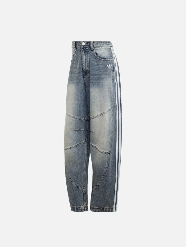 ADIDAS ORIGINALS Denim Barrel Pants – Indigo Denim, yan görünüm, beyaz üç çizgi şeridi ve logo