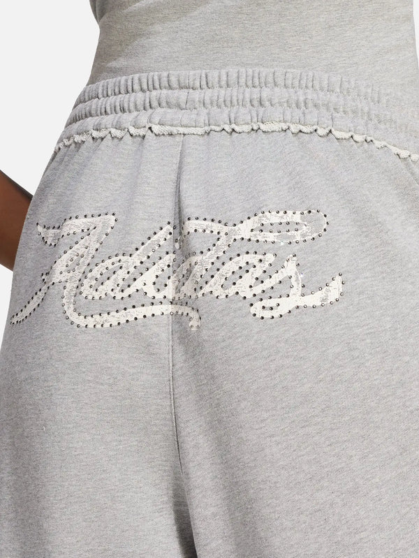 ADIDAS ORIGINALS GFX Sweat Pant – Medium Grey Heather, arka bel bölgesindeki taşlı yazı detayı yakın çekim
