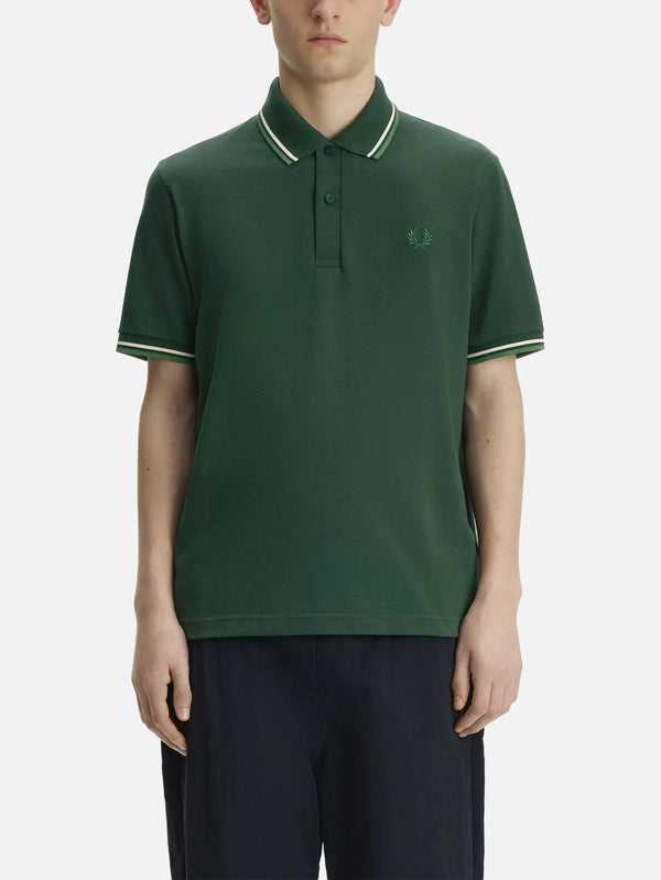 FRED PERRY Twin Tipped Fred Perry Shirt – Dark Green/White, önden görünüm, polo yaka ve göğüs logosu