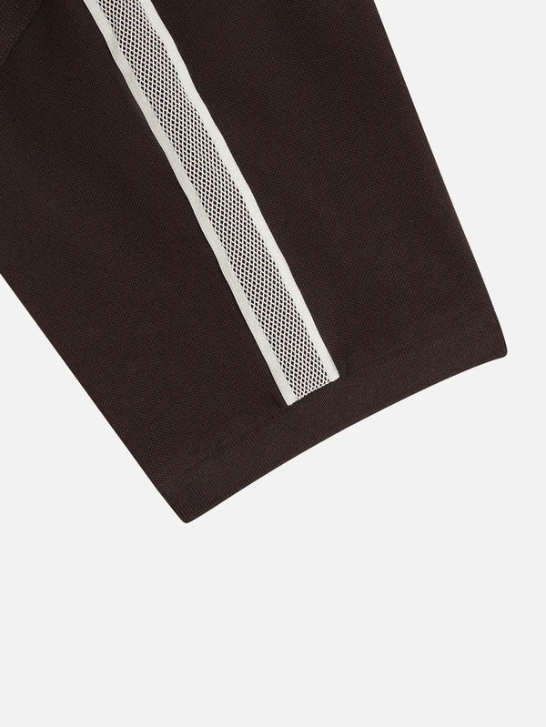FRED PERRY Tennis Net Tape Polo Shirt - Rich Brown – Rich Brown, yakın çekim, yan bant detayı