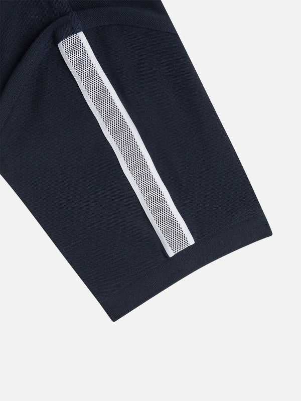 FRED PERRY Tennis Net Tape Polo Shirt - Navy – Navy, kol üzerinde beyaz mesh şerit (yakın çekim)