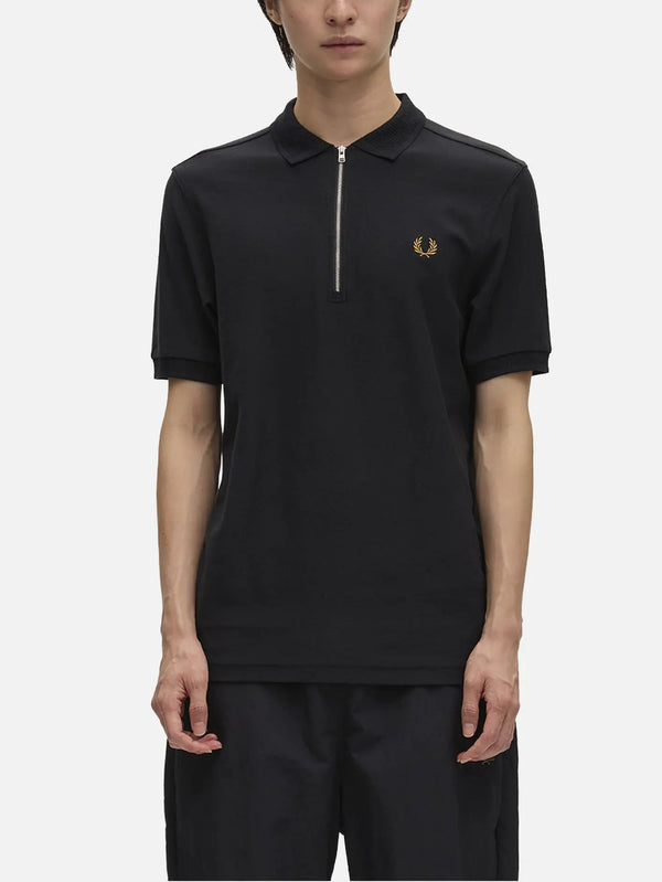 FRED PERRY Crepe Pique Polo Shirt – siyah, önden görünüm, sol göğüs üzerinde altın renkli laurel logosu