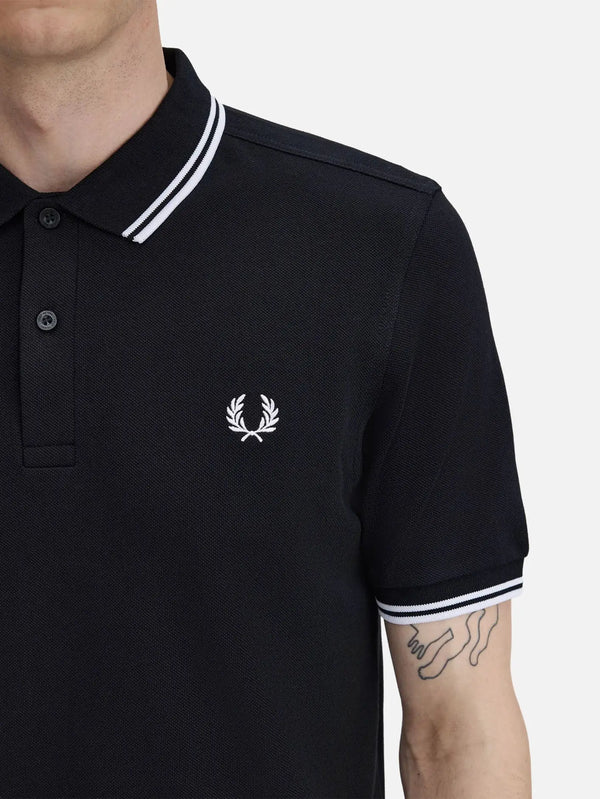 FRED PERRY Twin Tipped Shirt – Black/White, önden görünüm, polo yakası ve laurel logosu
