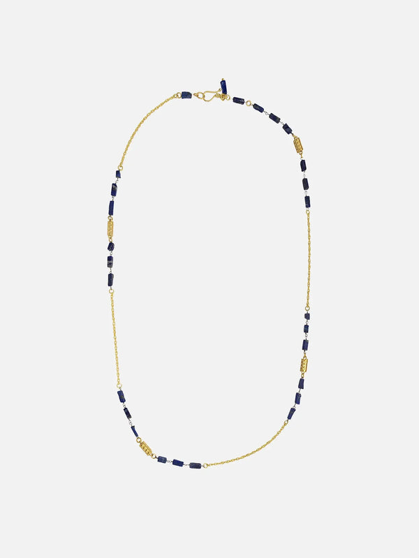 JIN Mora Necklace – lacivert, ön görünüm; ince altın zincir ve kesme taşlı tasarım