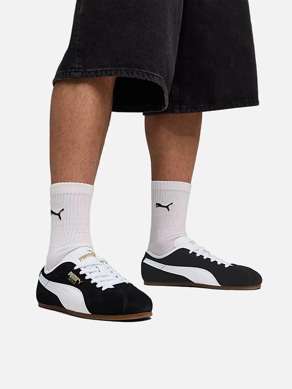 PUMA Tackle – Black/White/Gum, yandan görünüm, kauçuk taban