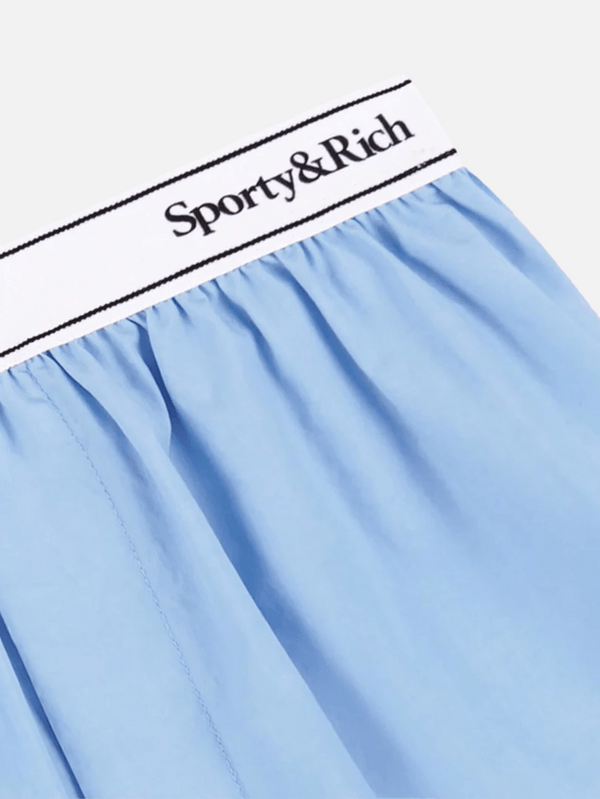 SPORTY & RICH, Serif Logo Boxer Shorts - Sky Blue, ŞORT, shopi go'da!