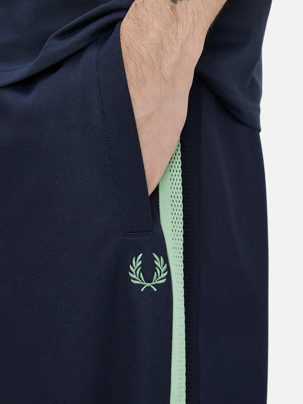 FRED PERRY Two Tone Mesh Tape Track Pant – Navy, yakın görünüm, mint yan şerit ve logo