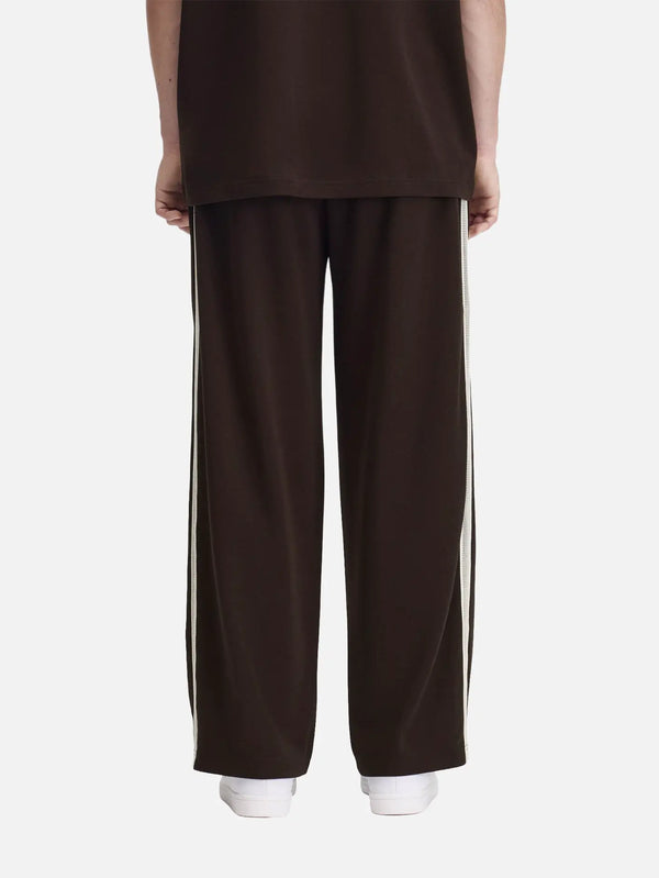 FRED PERRY Tennis Net Tape Track Pant – Rich Brown, arka görünüm, yan şeritli
