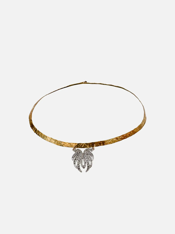 NES VINTAGE Hammered Gold-Plated Brass Torc Necklace with 1950s Marcasite Wing Pendant – altın kaplama, önden görünüm