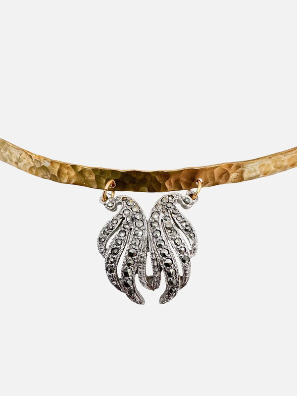 shopi go Hammered Gold-Plated Brass Torc Necklace with 1950s Marcasite Wing Pendant - gold, ön görünüm