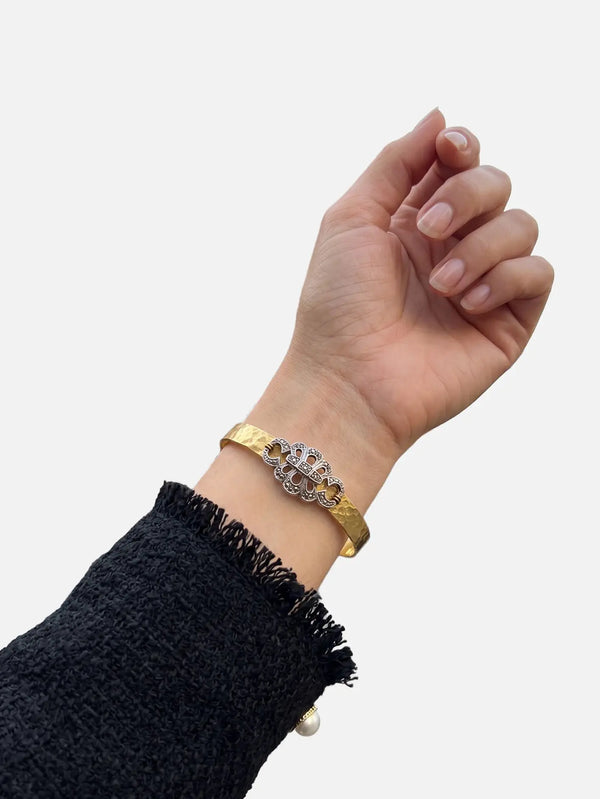 NES VINTAGE Hammered Gold Cuff with 1950s Marcasite Centrepiece – altın rengi, bilekte yan görünüm