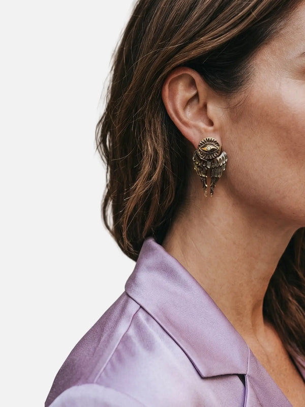 NES VINTAGE Vintage Style Brass Winged Eye Earrings with Crystal Pupil – antik altın, kulakta ön görünüm