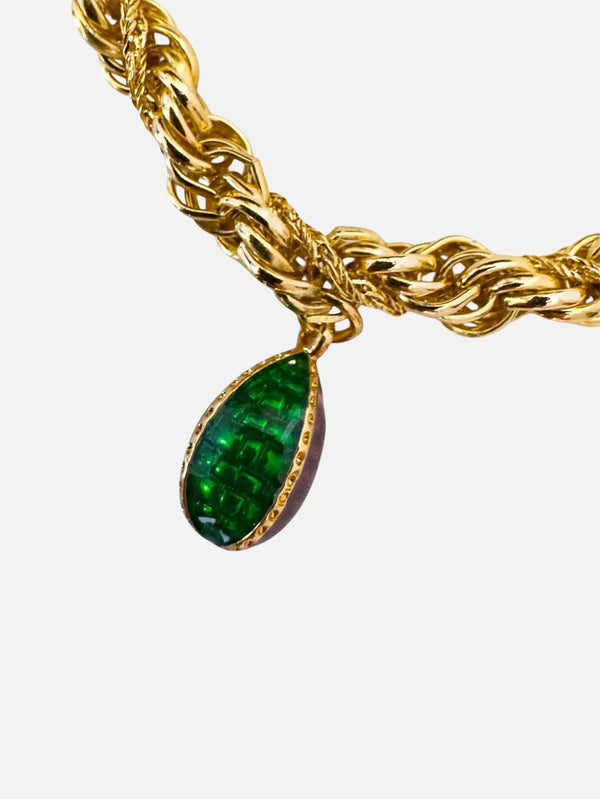 NES VINTAGE Vintage Triple Gold Chain Necklace with Joan Rivers Egg & Horn Charms - 1980s – yeşil, yakın çekim