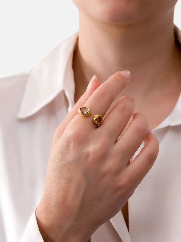 ECE LONDON Aurea Duo Ring – gold, iki yüzük parmak üzerinde, biri damla biçimli taşlı, diğeri yuvarlak taşlı