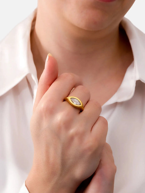 ECE LONDON Aurea Astra Ring – gold, parmakta yakın çekim