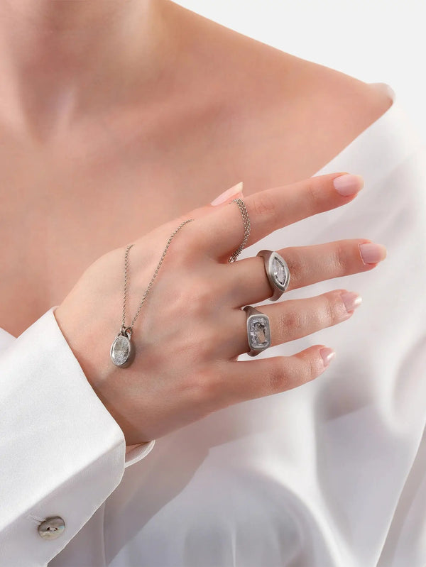 ECE LONDON Aurea Astra Ring – Silver, yakın çekim, parmaklarda iki yüzük ve kolye