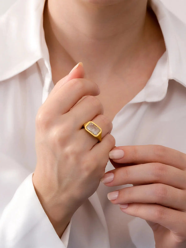 ECE LONDON Aurea Forma Ring – Gold, parmakta yakın çekim