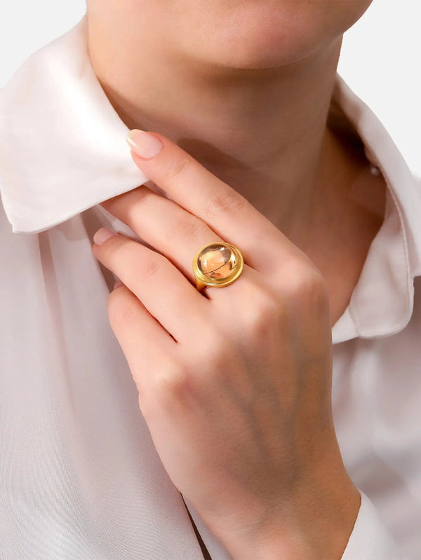 ECE LONDON Aurea Sol Ring – Gold, yüzük parmak üzerinde yakın çekim