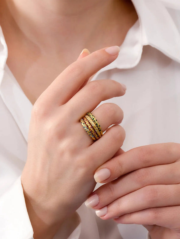 ECE LONDON Aurea Orbis Ring - Gold/Blue – 4 adet yüzük, parmak üzerinde yakın çekim