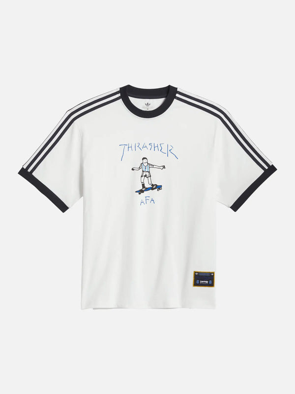 shopi go Thrasher x AFA Argentina Tee 1 - Core White – önden görünüm, beyaz tişört, kollarında siyah üç şerit
