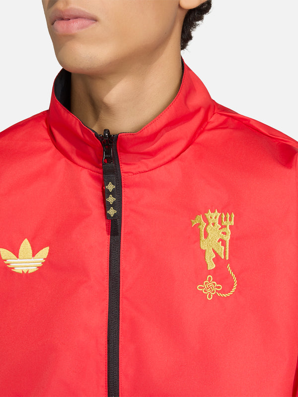 ADIDAS ORIGINALS - EŞOFMAN ÜSTÜ - Manchester United Cultural Story Reversible Jacket - Black/Better Scarlet - shopi go'da!.