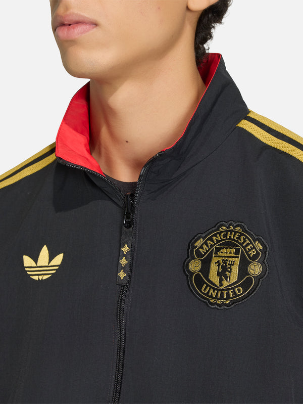 ADIDAS ORIGINALS - EŞOFMAN ÜSTÜ - Manchester United Cultural Story Reversible Jacket - Black/Better Scarlet - shopi go'da!.
