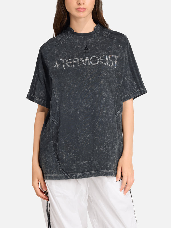 ADIDAS ORIGINALS - T-SHIRT - Adilenium Season 4 Teamgeist Washed Rhinestone Tee - Black - shopi go'da!.