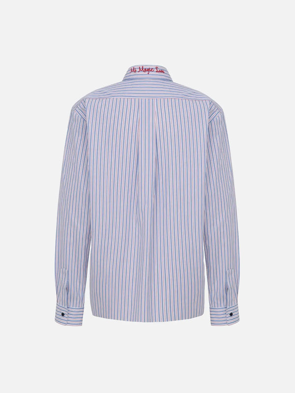 MI MAGIC LOVE Ease Blue Striped Boyfriend Shirt – mavi çizgili, arka görünüm