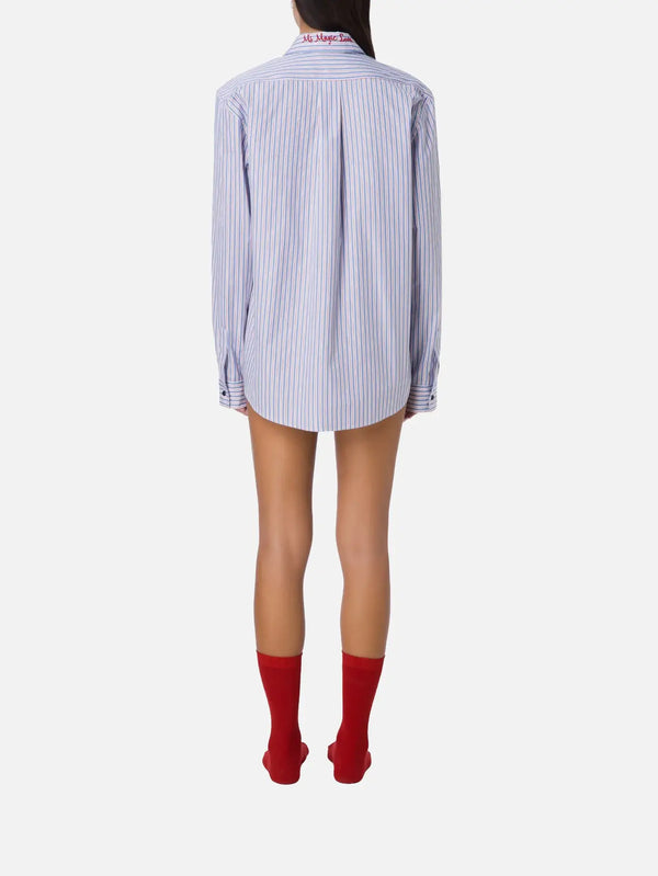 shopi go MI MAGIC LOVE Ease Blue Striped Boyfriend Shirt – mavi çizgili, arka görünüm
