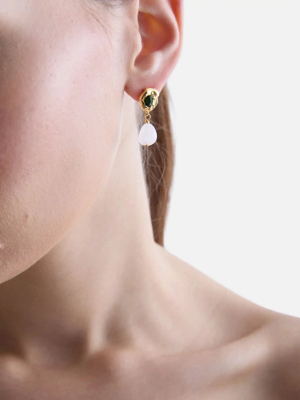 JEWELS FOR JOY Celeste Earrings – altın, yeşil taş, yandan görünüm