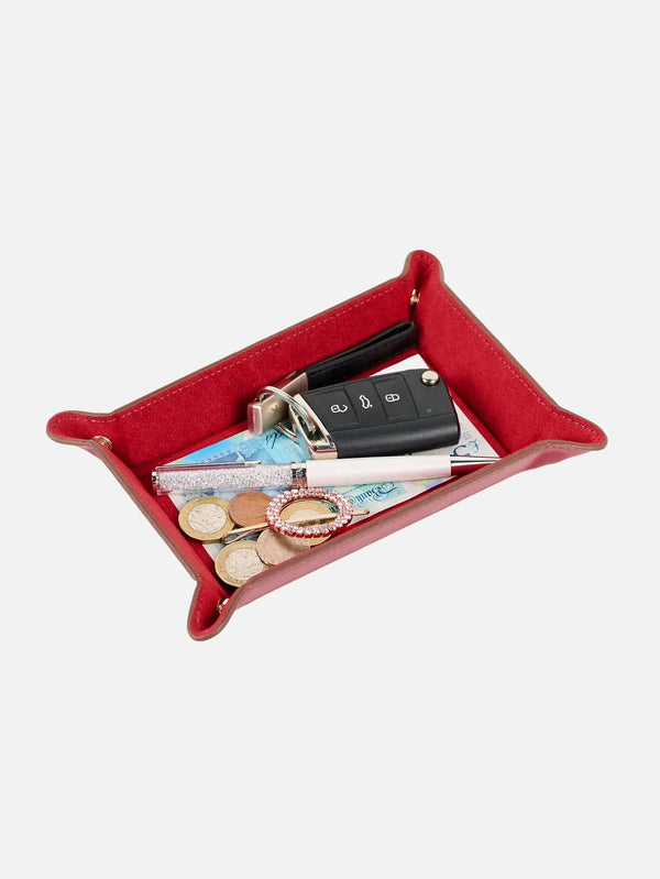 PACK'N TRA Masa Üstü Düzenleyici Tepsi – Kiraz Kırmızısı, üstten bakış, anahtarlar ve bozuk para görünüyor