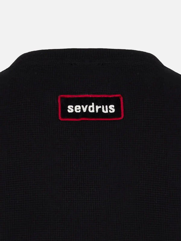 SEVDRUS Fly Card Fitted Long Sleeve Tee – siyah, yaka arkasında kırmızı çerçeveli logo patch