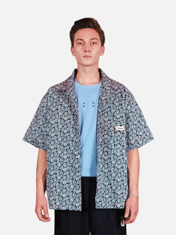 SEVDRUS Story Untold Oversize Shirt – lacivert desenli, önden görünümde model üzerinde
