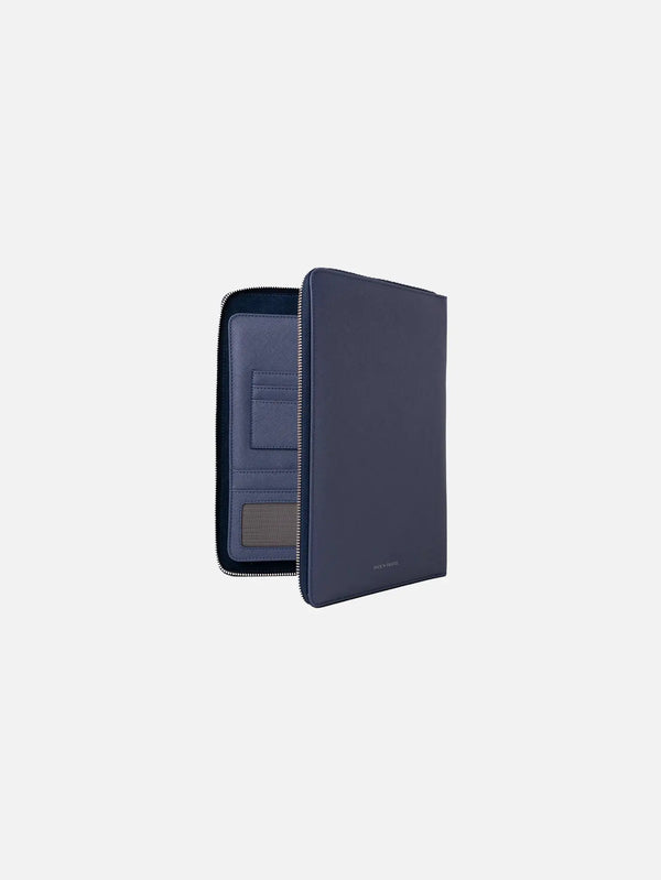 PACK'N TRA iPad Kılıfı – Lacivert, üçte-dördü açıyla yan görünüm, kartlık bölmesi