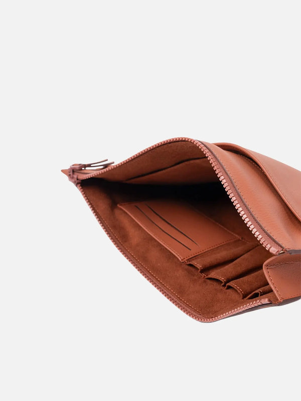 PACK'N TRA Clutch - Terrakota – açılmış iç görünüm, kart yuvaları belirgin