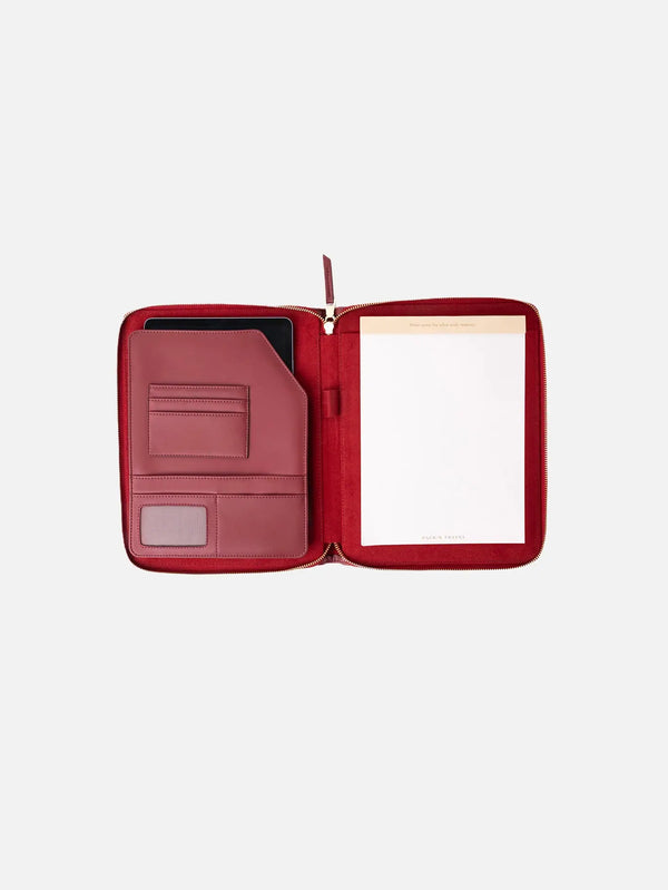 PACK'N TRA iPad Kılıfı – Kiraz Kırmızısı, açık iç görünüm, kartlık ve not defteri bölümü