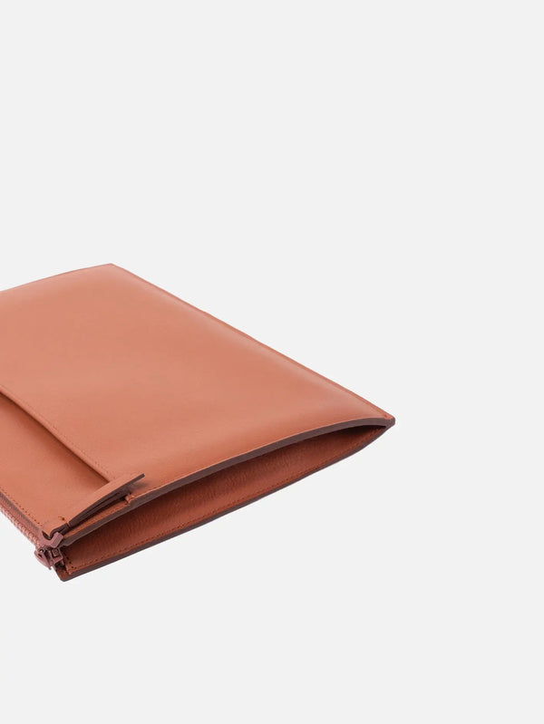 PACK'N TRA Clutch – Terrakota, önden görünüm; turuncu tonlarda deri ve kapaklı tasarım
