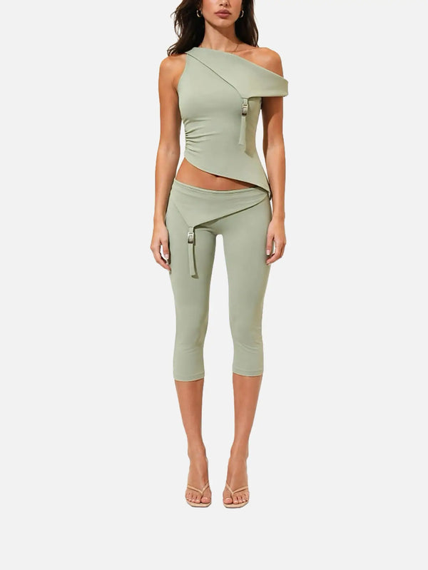 SLOWBURN Romy Set – sage, tek omuzlu üst ve wrap detaylı pantolon, önden görünüm