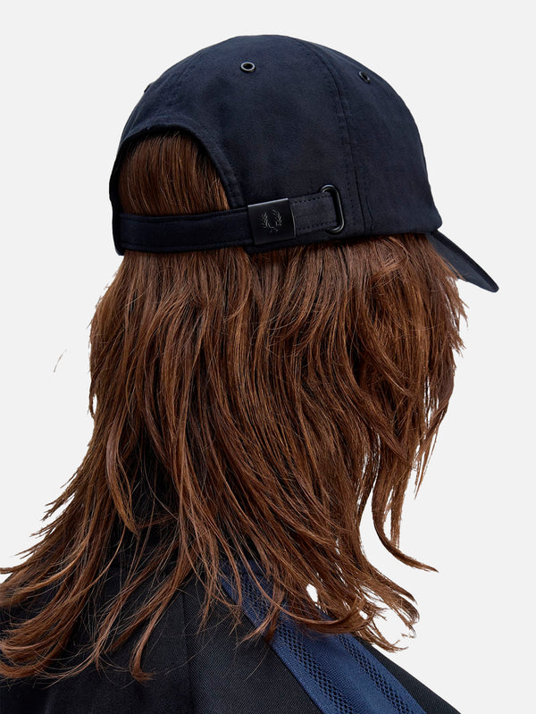 FRED PERRY - ŞAPKA - Monogram Microfibre Cap - Navy/Snow White - shopi go'da!.